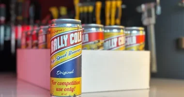 Rally Cola tar plats i Sverige – säljs på ICA, hyllas på folkrace och kritiseras på Youtube
