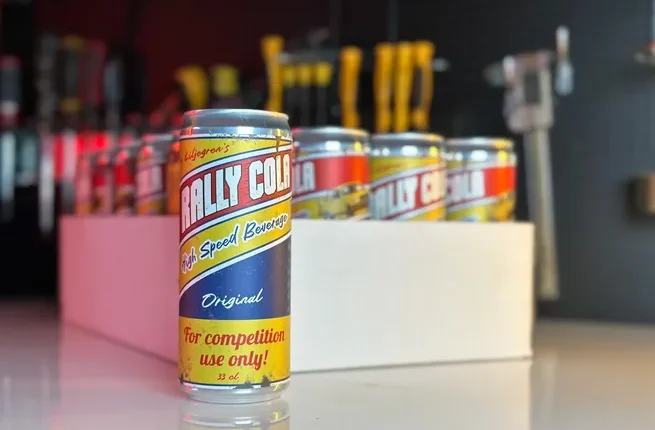 Rally Cola tar plats i Sverige – säljs på ICA, hyllas på folkrace och kritiseras på Youtube