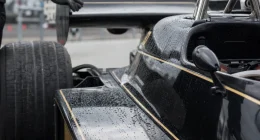 Svart-guldlackerad klassisk F1-bil i depån på Silverstone