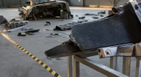 Kolfiberstruktur från en krocktestad bilkaross i närbild